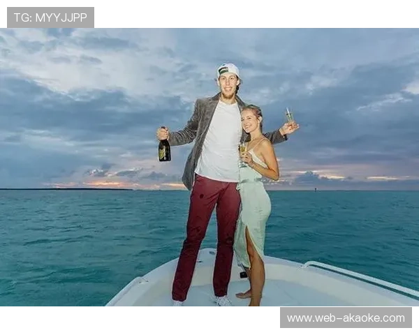 苏翊鸣两跳定冠，赛后与队友葛春宇相拥庆祝