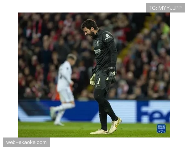 特写：维尼修斯突破造点，随后亲自主罚命中扳平比分